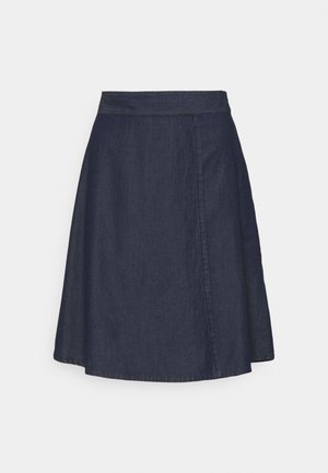 Jupe en jean bleu foncé coupe trapèze longueur genou avec ceinture et détails subtils de couture à l'avant côté droit sur fond blanc.
