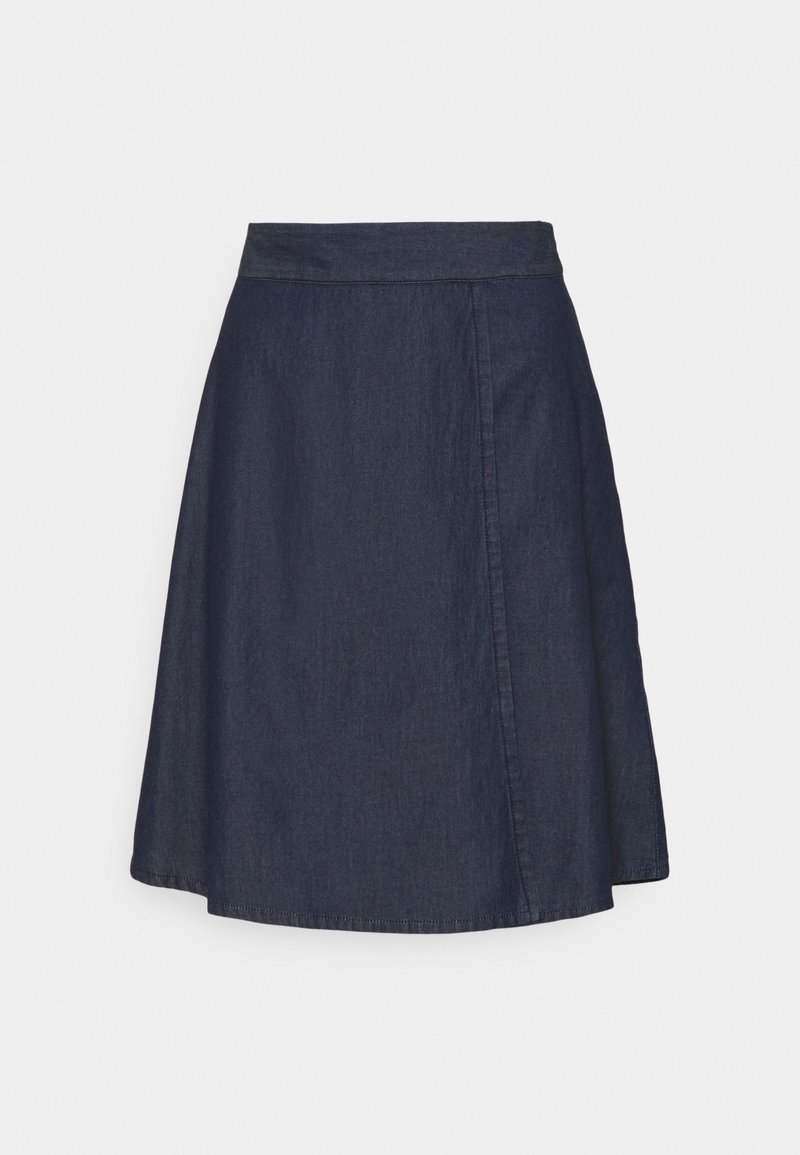 Jupe en jean bleu foncé coupe trapèze longueur genou avec ceinture et détails subtils de couture à l'avant côté droit sur fond blanc.