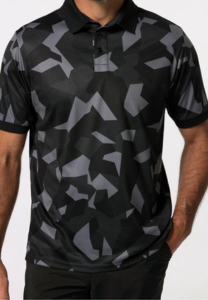 Polo noir avec un motif géométrique gris ; fabriqué en tissu lisse avec un col, trois boutons et des manches courtes.