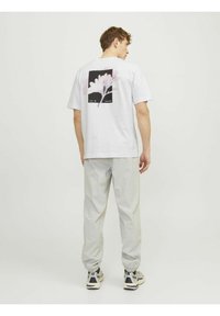 Jack & Jones JCOSTAGGER TEE SS CREW NECK - T-shirt con stampa - white