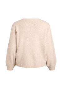 Beige džemperis ar apaļu kakla izgriezumu, nolaištiem pleciem un ribota apakšmalu; mīksta tekstūra un brīvs piegriezums; vienkāršs dizains bez redzamām rakstām.