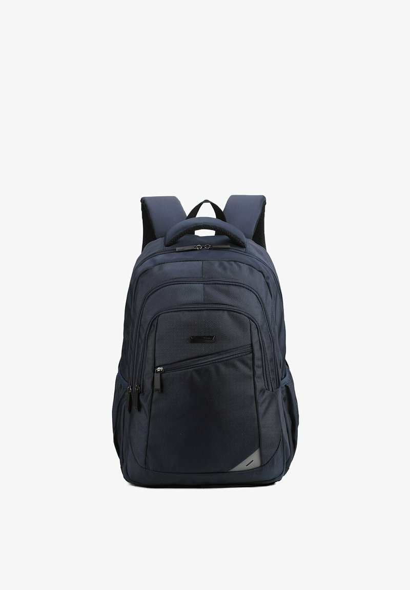 Zaino blu navy con tessuto testurizzato, spallacci doppi, manico superiore, molteplici scomparti e dettaglio accentato triangolare.