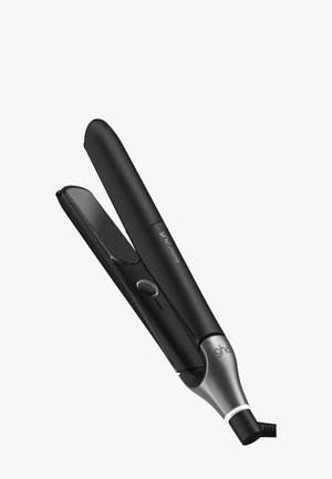 Zwarte ghd-stijltang met open keramische platen en aan/uit-knop op een witte achtergrond.