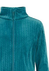 Teal fleecejack met hoge kraag, voorzien van een gestructureerd kabelpatroon en een volledige ritssluiting aan de voorkant. Zachte, gladde afwerking.