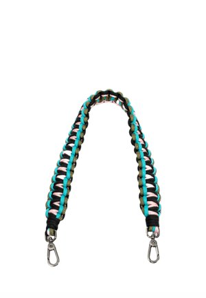 Band met geweven zwarte, roze, turquoise en groene koorden en metalen clips aan elk uiteinde die aan tassen of accessoires bevestigd kunnen worden.