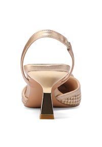 Scarpe con tacco alto e cinturini in oro metallico con una base nuda texture. Presentano un tacco geometrico elegante e un cinturino alla caviglia regolabile.