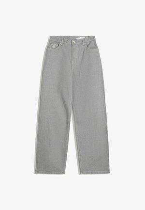 Vaaleanharmaat suorat farkut, joissa on viisi taskua, nappi- ja vetoketjukiinnitys sekä vyölenkit, aseteltuna litteäksi valkoista taustaa vasten.