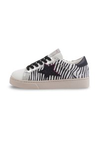 Sneaker rayé noir et blanc avec une étoile en paillettes argentées, lacets noirs et une semelle beige texturée.