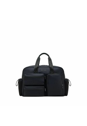 Borsa da viaggio in nylon nera con manici superiori doppi, numerose tasche esterne con zip, dettagli testurizzati e una tasca laterale in rete.