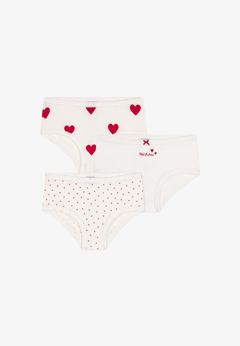 Tři bílé dívčí spodní prádlo s červenými srdíčkovými vzory, včetně velkých srdcí, malých rozptýlených srdíček a červené mašle s detaily loga.