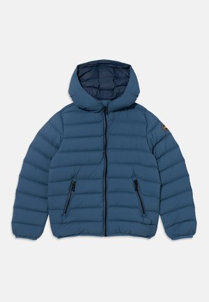 Modra oblačila s kapuco, podložena in z sprednjim zadrgo ter dvema žepoma z zadrgo, elastičnimi manšetami in majhnim logotipom na levi rokav.