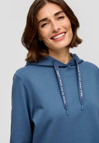 s.Oliver Felpa con cappuccio - blau