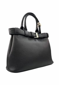 Borsa in pelle nera con texture, doppi manici e una larga cintura con fibbia argentata su sfondo bianco.