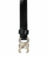 Zwarte leren riem met een zilveren decoratieve gesp met een strikontwerp en ingelegde details, gladde textuur en een secure sluiting.