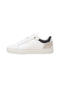 Witte sneaker met een leren bovenwerk met textuur, beige en zwarte accenten op de hiel, witte rubberen zool en platte veters. Gouden logo aan de zijkant.