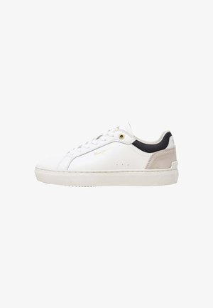 Weiße Sneaker mit texturiertem Lederobermaterial, beigen und schwarzen Akzenten an der Ferse,weißer Gummisohle und flachen Schnürsenkeln. Goldenes Logo an der Seite.