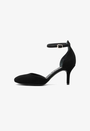 Czarne zamszowe szpilki z wąskim noskiem, średniej wysokości obcasem w kształcie stiletto i cienkim paskiem na kostkę, zabezpieczonym małym złotym zapięciem.