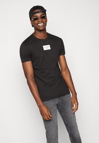 Calvin Klein Jeans SMALL CENTER BOX TEE UNISEX - Triko s potiskem - black