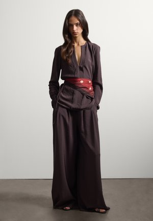 Stefanel, SCARF WITH FLORAL PRINT.. - Foulard - black red