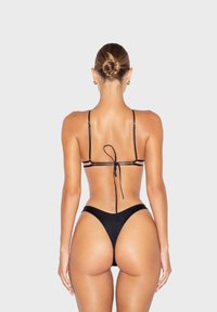 Ensemble de bikini noir avec fines bretelles et un dos noué. Le haut a un design minimaliste, tandis que le bas est taille haute avec un style classique.