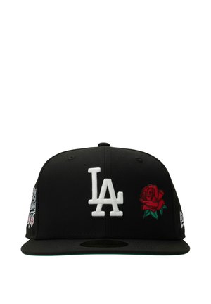Czarna czapka z płaskim daszkiem z białymi literami "LA", czerwoną różą wyhaftowaną z prawej strony z przodu oraz kolorową grafiką na lewej bocznej części.