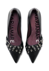 Schwarze spitze Ballerinas mit überkreuzten Riemen und silbernen Ösen, ausgestattet mit lila Innensohlen, auf denen "MARIAMARE" steht.