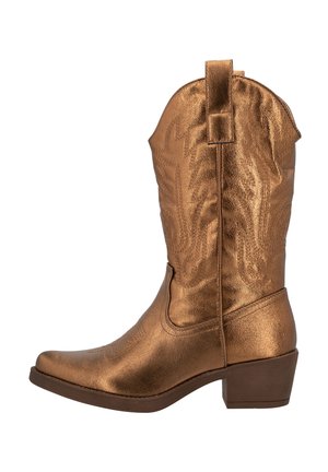 Bronze cowboystøvle med spids tå, dekorativ broderi og en trækflap bagpå. Har en lav, blokhæl for stabilitet.
