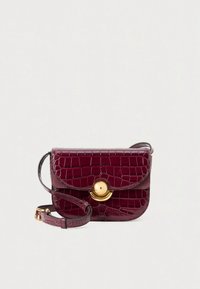 Bolso burdeos de cuero sintético con textura de cocodrilo, solapa redondeada, herrajes dorados y correa ajustable. Forma rectangular compacta.