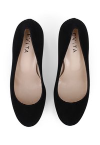 Ballerine in suede nero con punta arrotondata, interno liscio e design minimalista, con il nome del marchio "EVITA" sulla soletta.