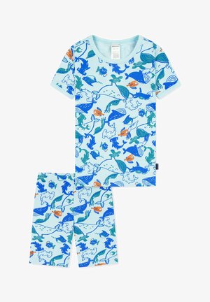 Vaaleansininen puuvillapajamasetti, jossa on lyhyet hihat ja sinisestä, vihreästä ja oranssista koostuva kalakuosi. Setti sisältää t-paidan ja shortsit.