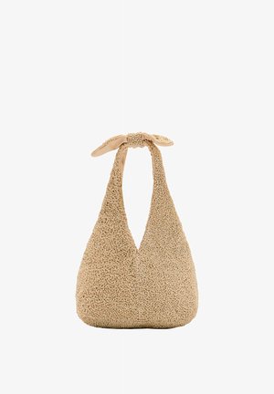 Beige strukturierte Handtasche mit geknotetem Griff und abgerundeter dreieckiger Form auf weißem Hintergrund dargestellt.
