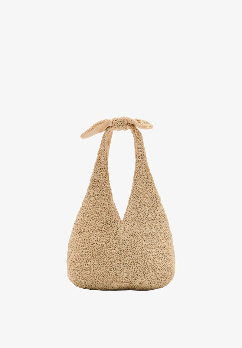 Sac à main beige texturé avec une poignée nouée et une forme triangulaire arrondie présenté sur un fond blanc.