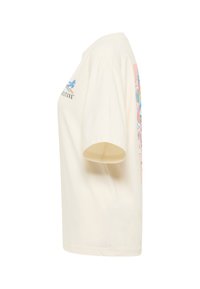 Creamfarbene Baumwoll-T-Shirt mit kurzen Ärmeln, das ein farbenfrohes grafisches Design auf der linken Seite und ein bedrucktes Logo auf der Vorderseite aufweist.