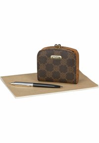 Portafoglio in pelle marrone con motivo geometrico, hardware dorato e chiusura con cerniera, posato su una busta marrone accanto a una penna nera.