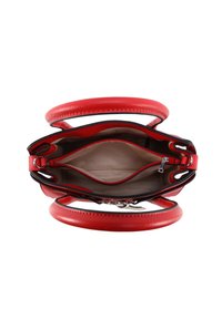 Borsa a mano in pelle rossa con due manici, esterno testurizzato e chiusura con zip. L'interno presenta una fodera beige e più scomparti.