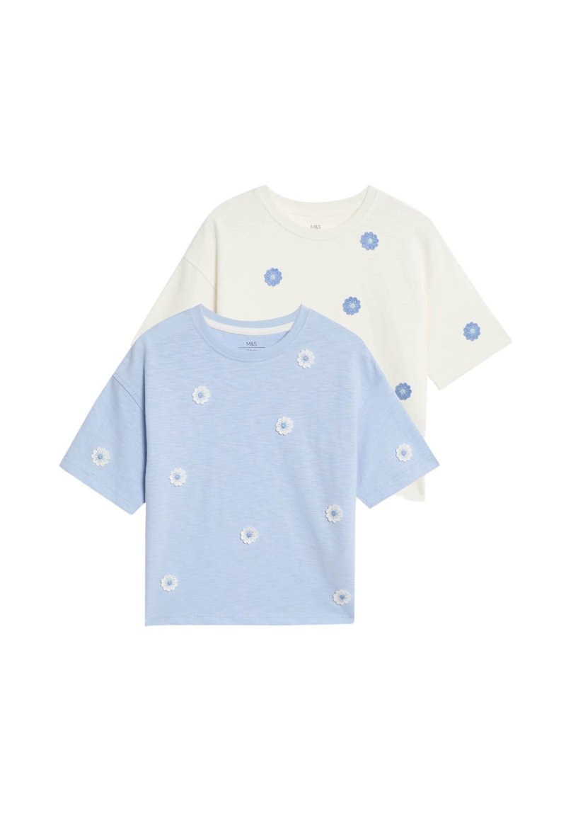 Due magliette a maniche corte: una blu con ricami floreali bianchi, una crema con simili dettagli floreali, realizzate in tessuto morbido.