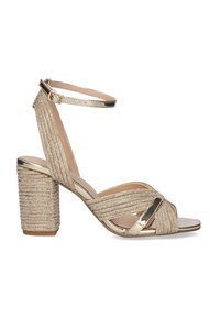 Sandalias de tacón alto doradas con un diseño trenzado texturizado y una correa en el tobillo, que presentan un tacón grueso texturizado y acentos metálicos.