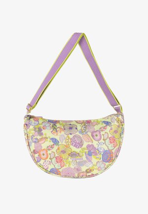 Halvemaanvormige schoudertas met een meerkleurig bloemenpatroon op een lichtgele achtergrond en een brede paarse band met groene randen.