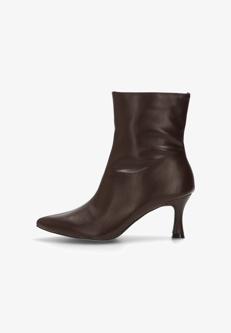 Botín de cuero marrón oscuro con puntera afilada y tacón delgado de altura media, textura suave y sutiles arrugas en el tubo.