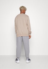 Jordan PANT - Träningsbyxor - carbon heather/black/white