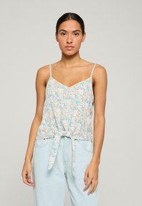Kwiatowa bluzka bez rękawów z dekoltem w serek, cechująca się pastelowym wzorem w kwiaty w kolorach niebieskim, żółtym i różowym oraz związanym przodem. Lekki materiał.