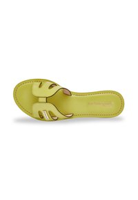 Sandal in pelle gialla con cinturini intagliati, bordi cuciti e una soletta liscia. Presenta un'etichetta del marchio sulla soletta.