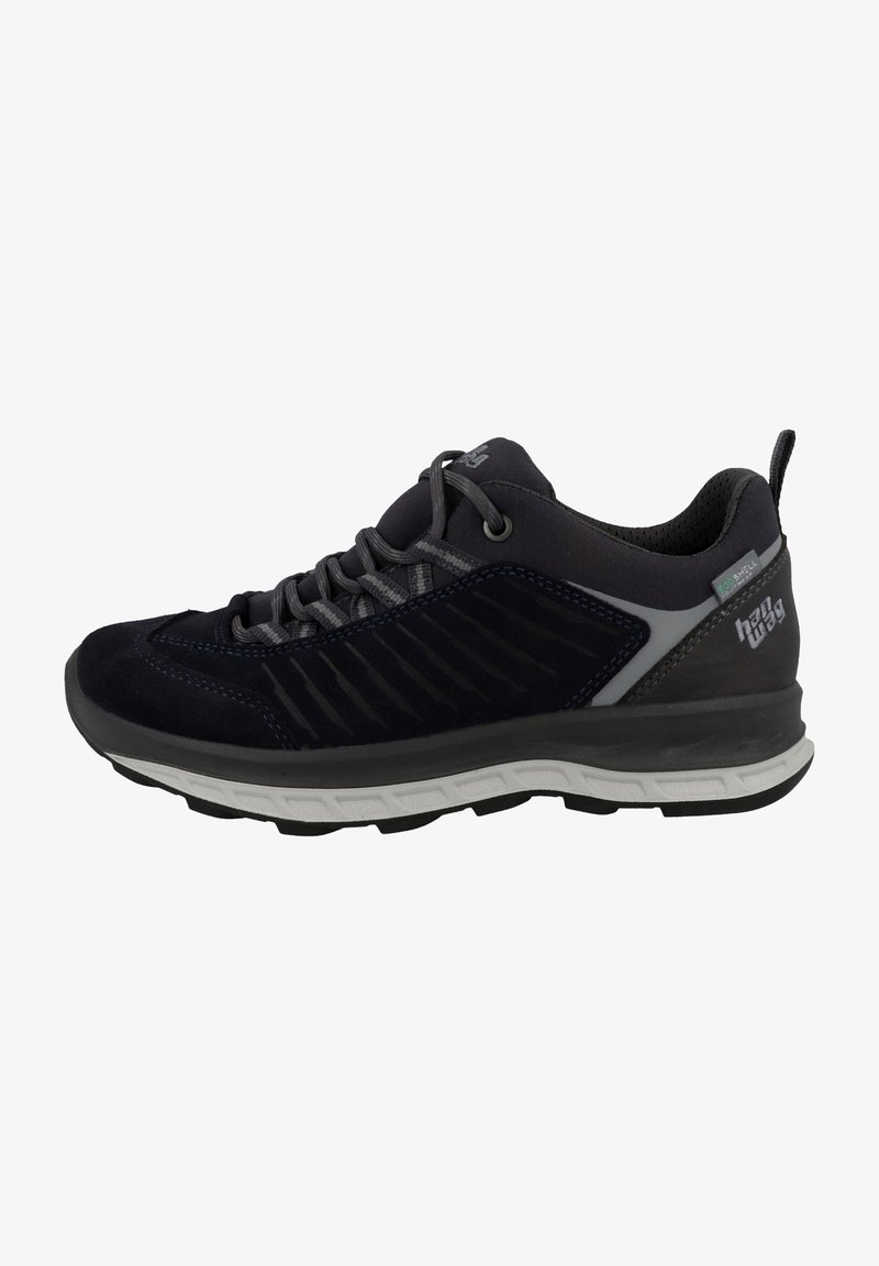 Chaussure de sport bleu marine avec tige en daim et mesh, multiples accents gris, bout arrondi, semelle intermédiaire blanche épaisse, semelle extérieure noire texturée.