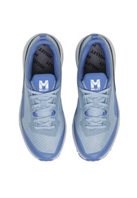 Baskets de sport bleu clair avec un dessus texturé, des accents gris et un marquage bleu. Présentent des lacets et un design de semelle rembourrée.