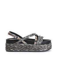 Sandali platform neri con cinturini intrecciati grigi, caratterizzati da accenti metallici e una texture intrecciata sulla suola spessa.
