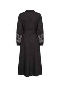 Vestido negro de manga larga, con cintura ceñida y bordados florales en las mangas. La tela parece suave con una silueta estructurada.