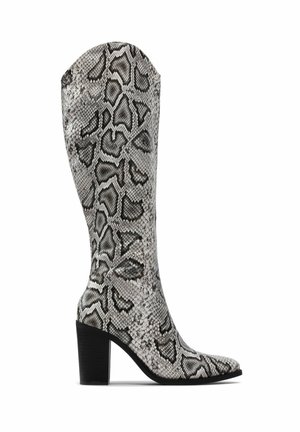 Kozak sięgający do kolana z czarno-białym motywem skóry węża, z ostrym noskiem i masywnym czarnym wysokim obcasem.