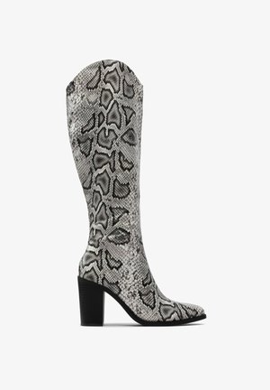 Kozak sięgający do kolana z czarno-białym motywem skóry węża, z ostrym noskiem i masywnym czarnym wysokim obcasem.