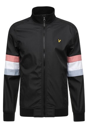 Chaqueta negra con cremallera y rayas en rosa, blanco y azul claro en las mangas, además de un pequeño logotipo de pájaro bordado en amarillo en el pecho.