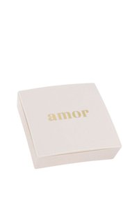 Scatola quadrata bianca con testo dorato "amor" centrato sul coperchio, su uno sfondo bianco.